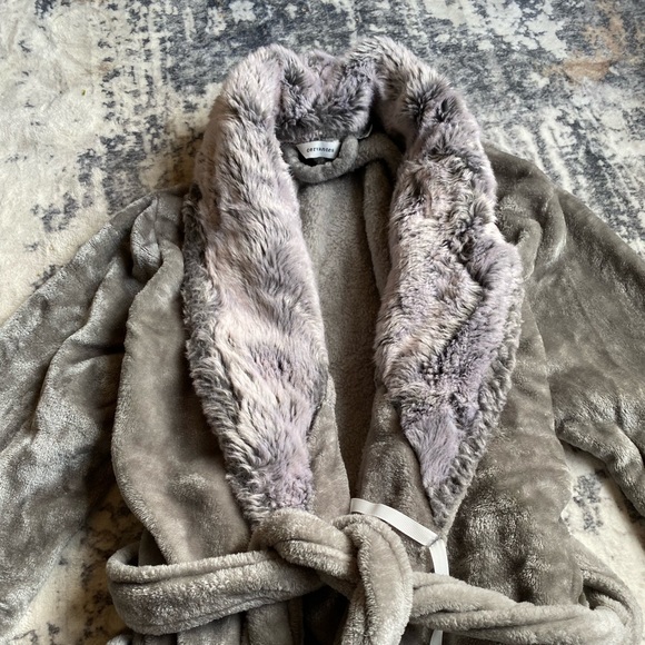 New Robe - Picture 2 of 2